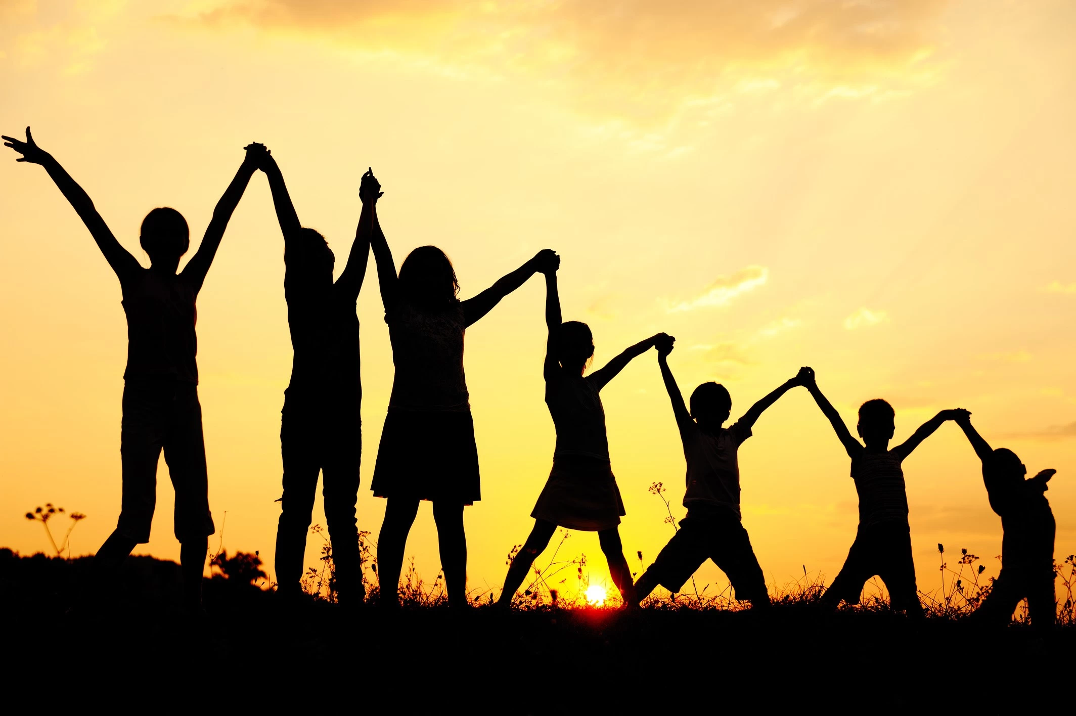 Kinder im Sonnenuntergang